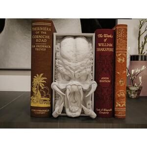 Predator Book Nook - Sci-Fi Horror Bookshelf Decor